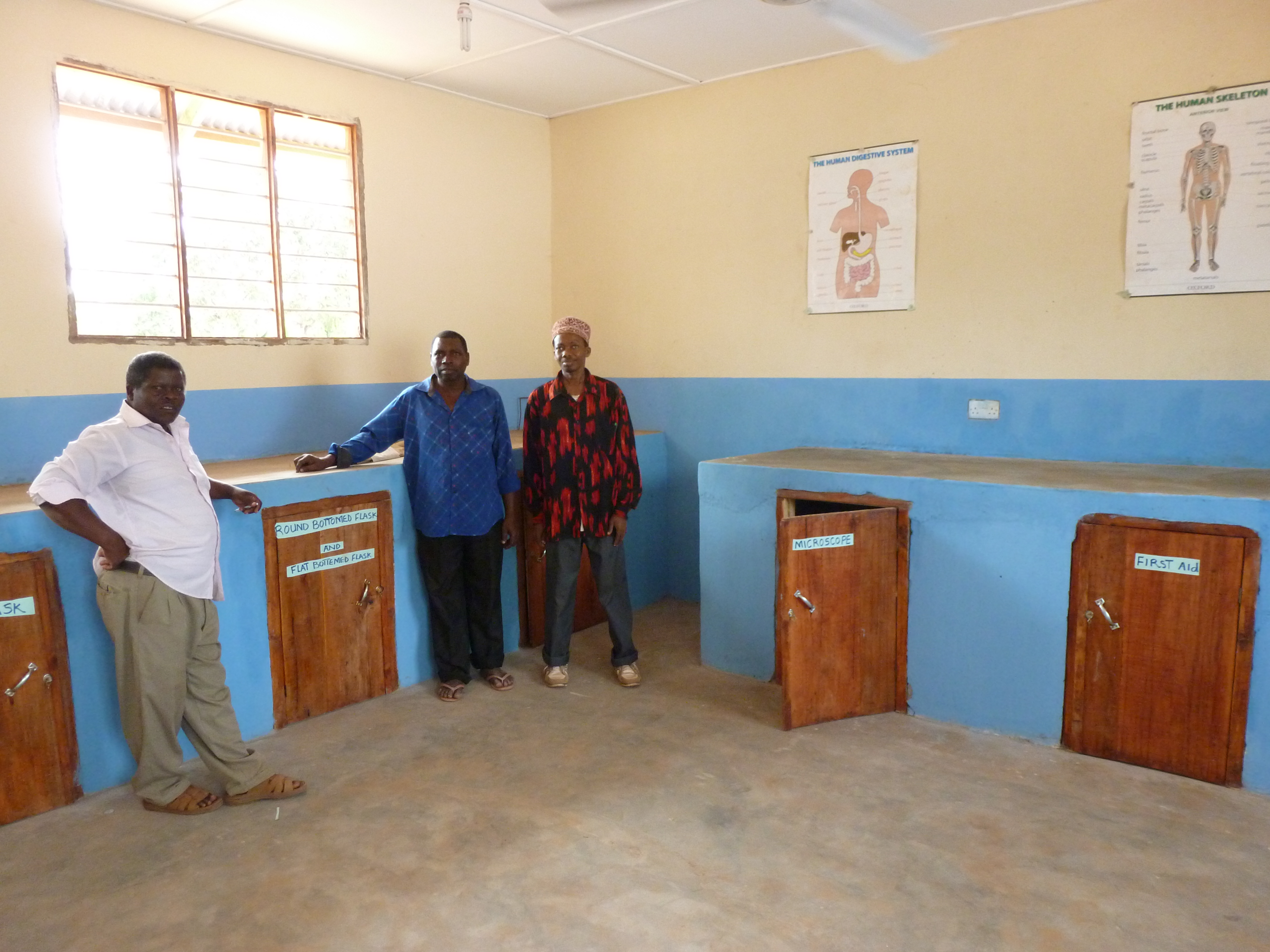 2014: Inrichting chemielab in KAJENGWA SECONDARY SCHOOL