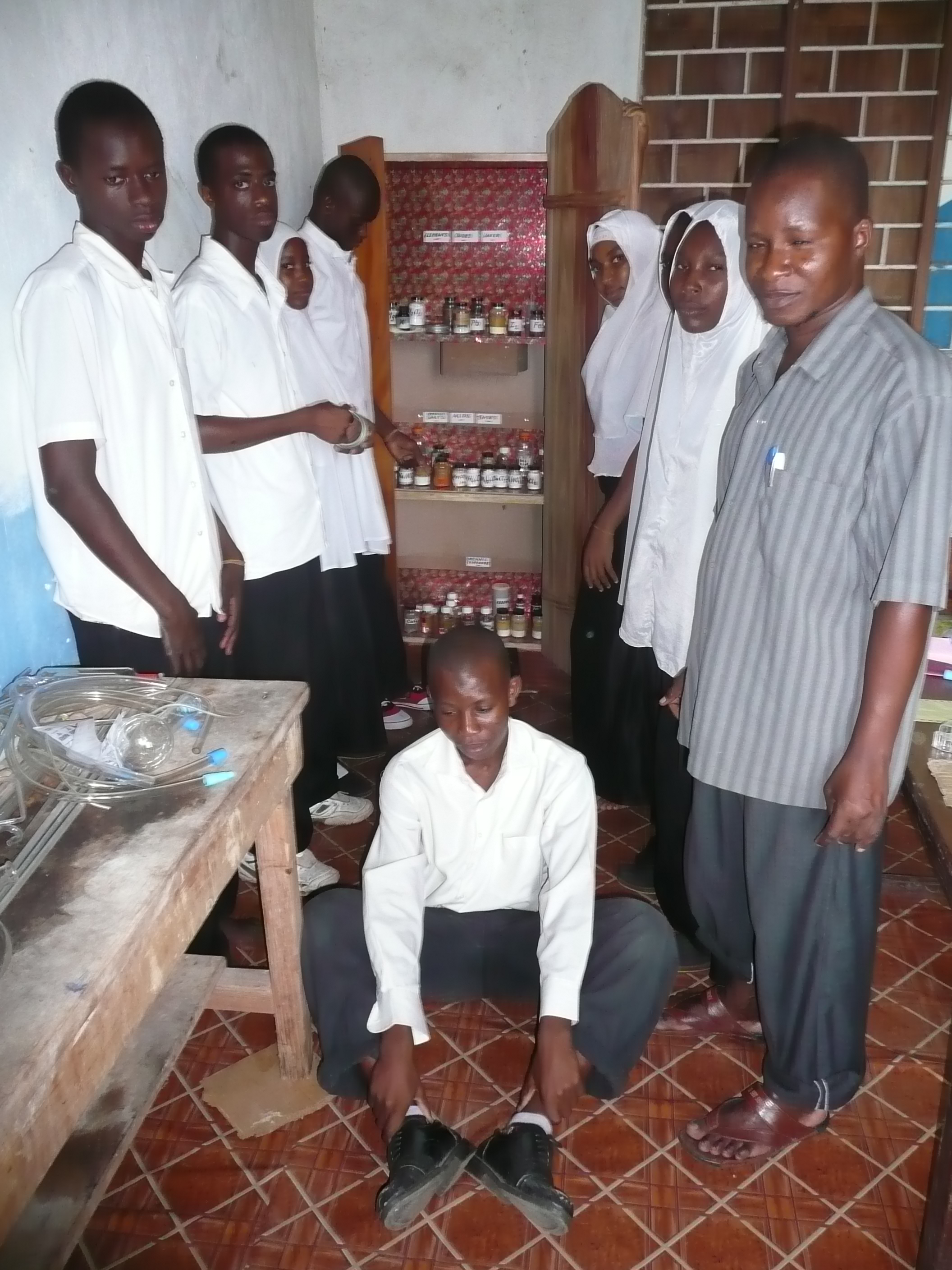2010: Inrichting chemielab in KIZIMKAZI DIMBANI SECONDARY SCHOOL