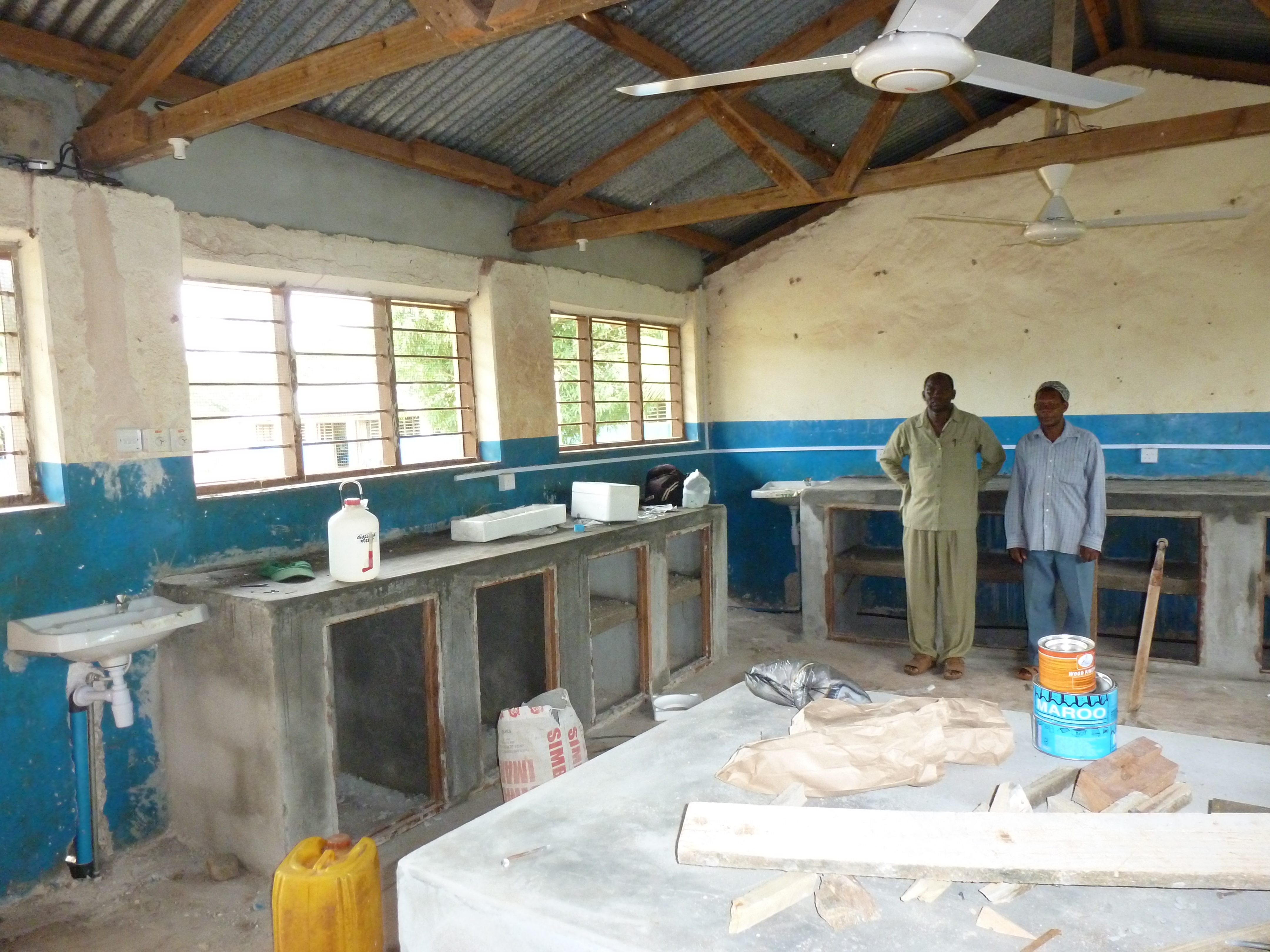 2012: Inrichting chemielab in KIBUTENI SECONDARY SCHOOL
