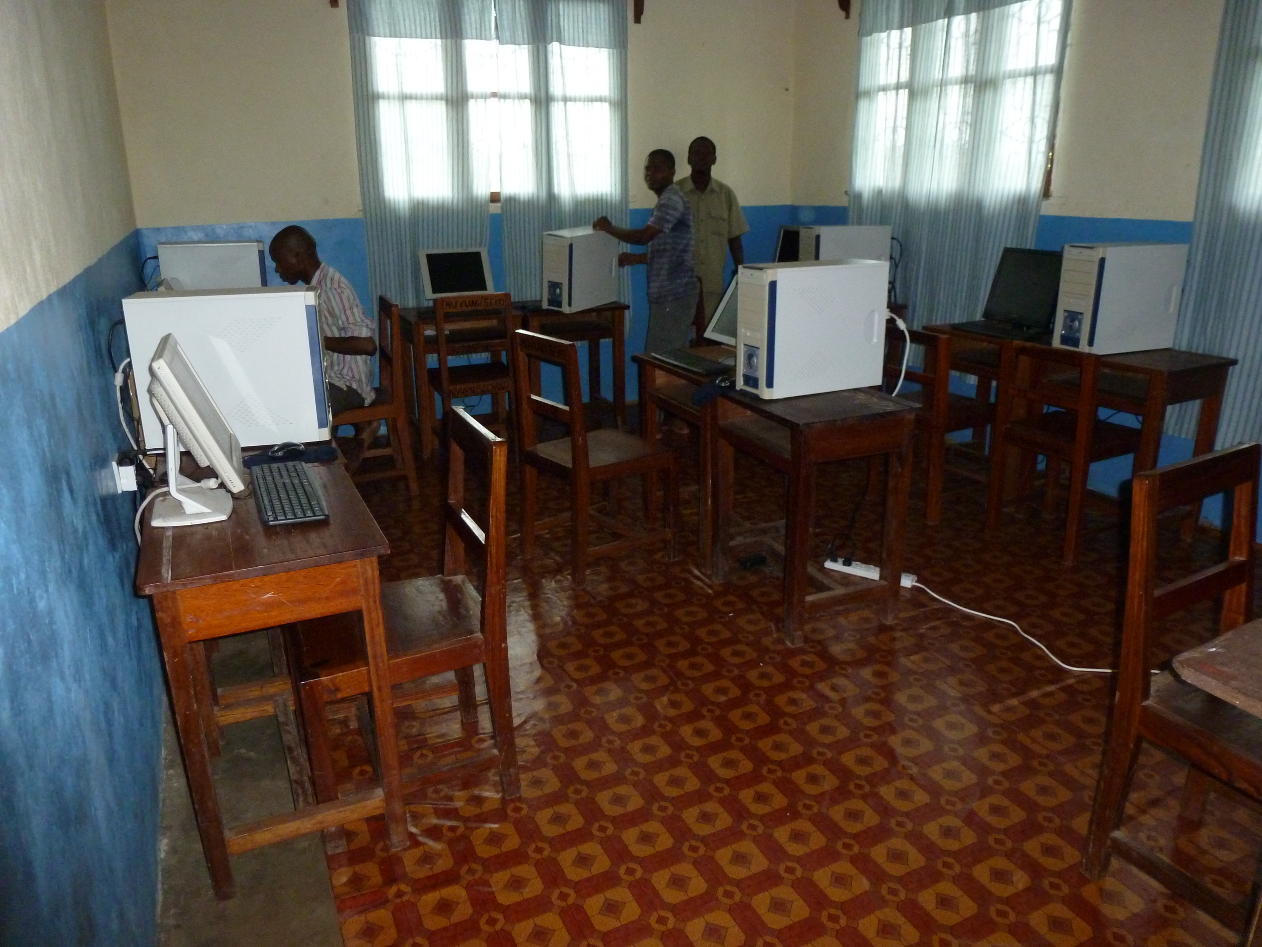 2012: Inrichting ICT-lokaal in PETE SECONDARY SCHOOL